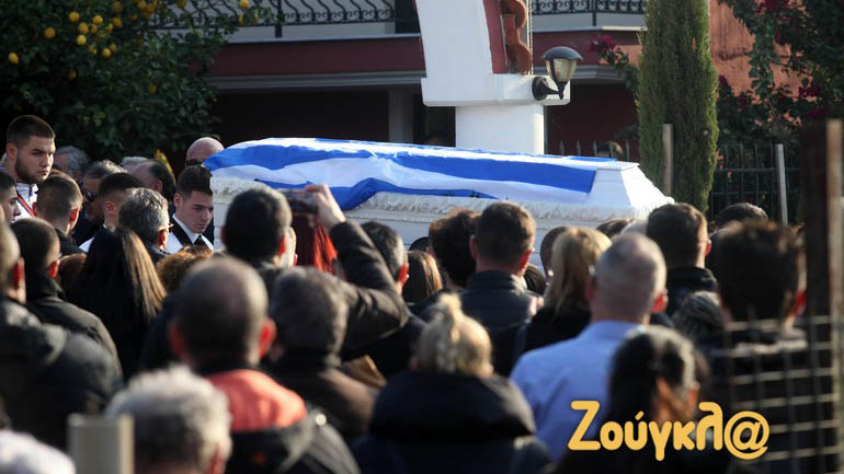 Σε κλίμα οδύνης το τελευταίο «αντίο» στον Βασίλη Τόπαλο